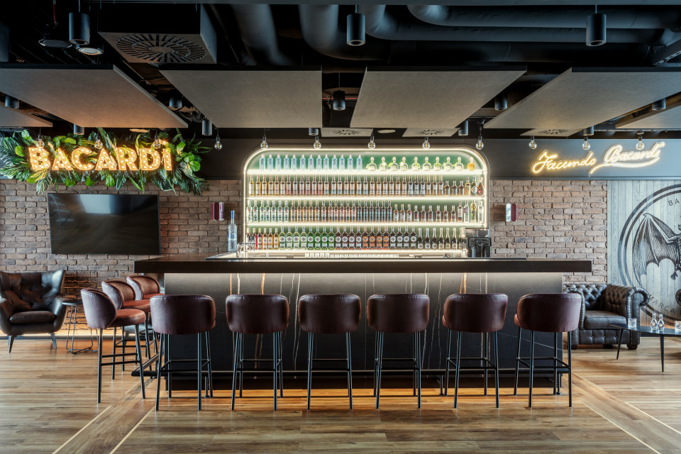 Bar w biurze Bacardi inspirowany epoką prohibicji