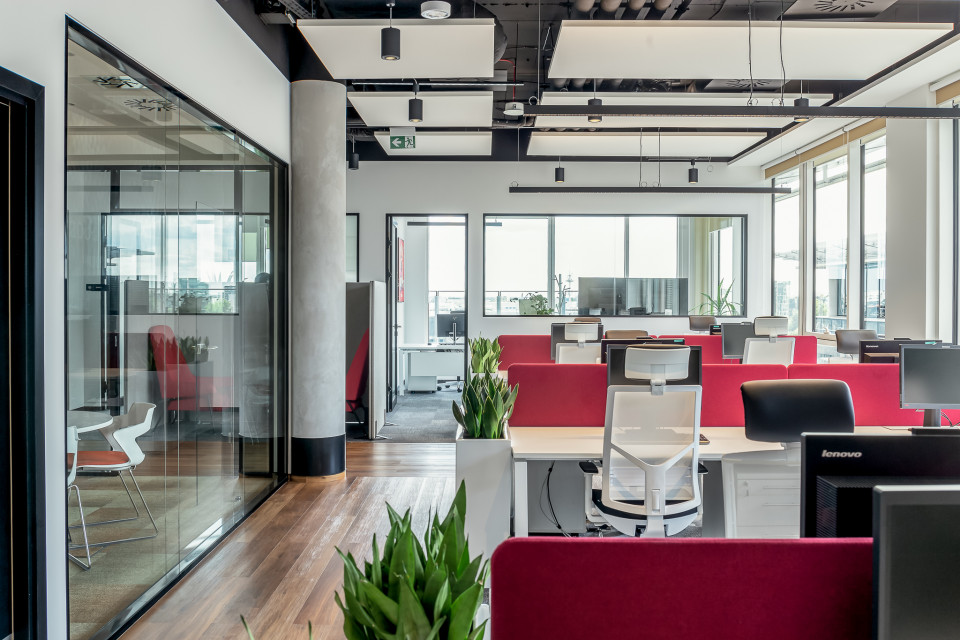 Open space biura Bacardi po metamorfozie z nowymi przeszkleniami