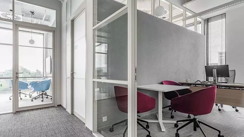 Gabinety biura Stada – szprosy oyster white i naświetla