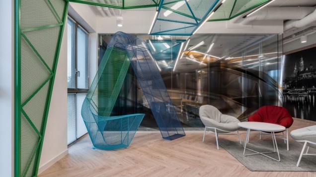 Biuro Autodesk w Krakowie – kolorowe siatki i drewniane elementy
