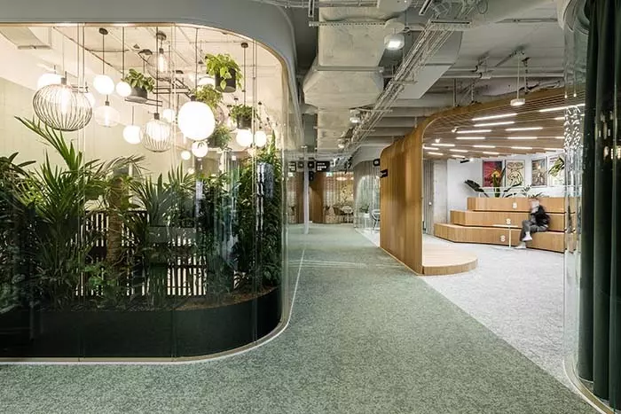 Główna siedziba Allegro w Poznaniu projektu The Design Group – widok na amfiteatr i jungle room