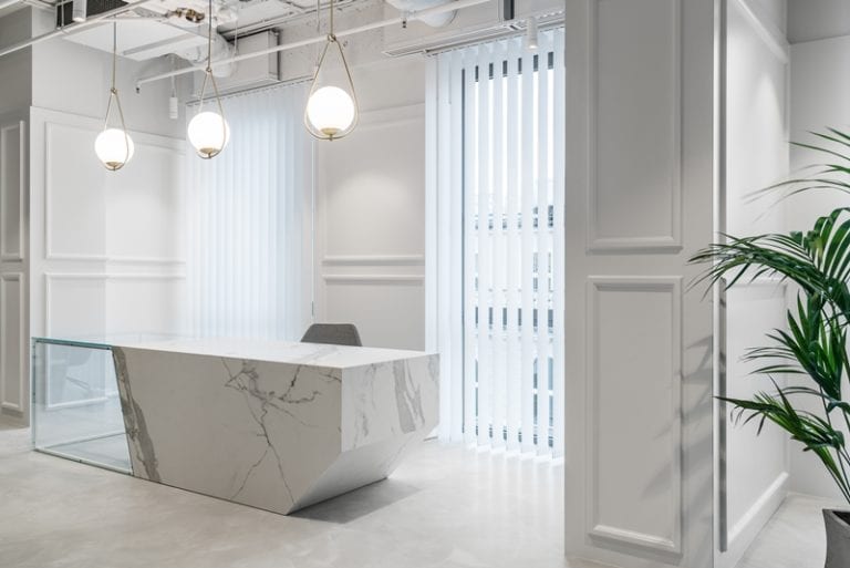 Biuro Solutions Rent Coworking Warszawa – recepcja, proj. The Design Group