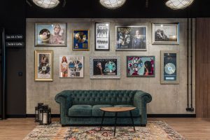 Trybuny w biurze Universal Music Polska – strefa relaksu